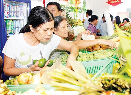 Customers choose Vietnamese goods at a Satrafoods Store in HCMC (Photo: SGGP)